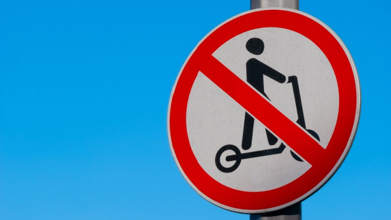 Cartello stradale divieto monopattino elettrico